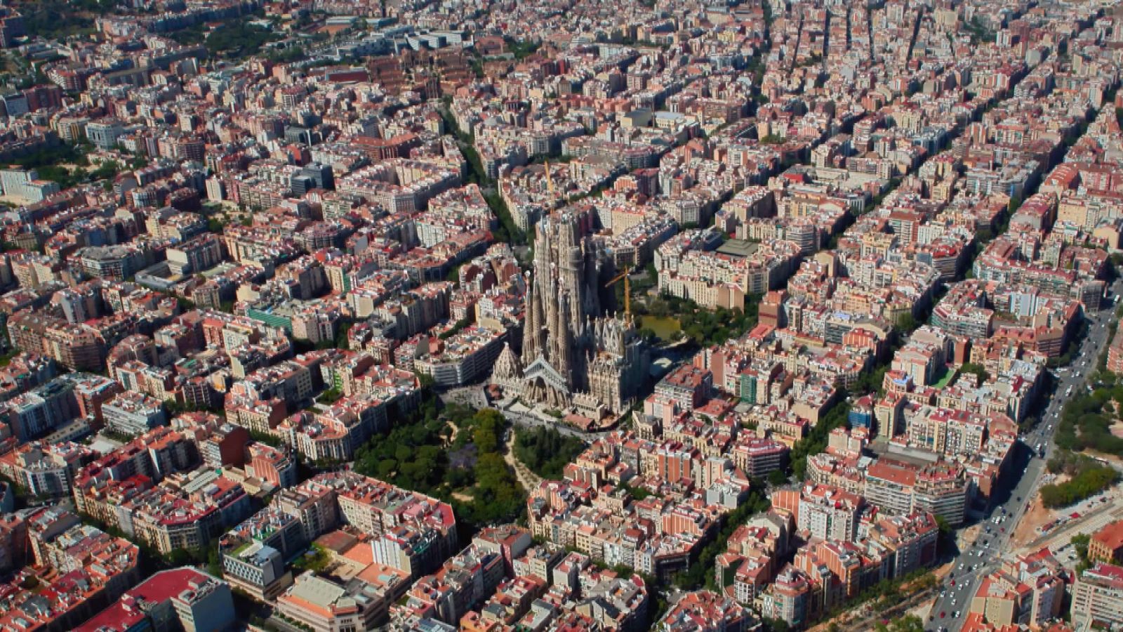 Vista aérea de la Sagrada Familia y su entorno en el Eixample