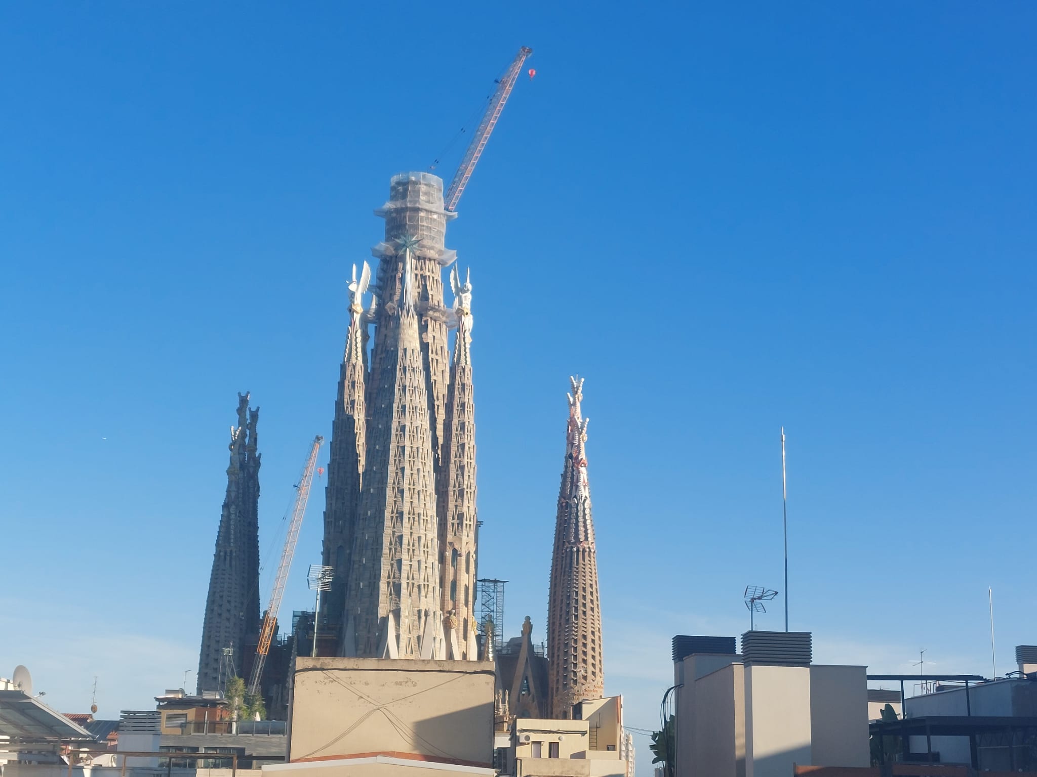 Torres de la Sagrada Familia con cielo azul en Barcelona