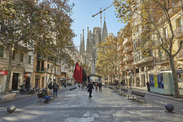 Inmobiliaria en Sagrada Familia Barcelona – Avenida con vista a la Basílica